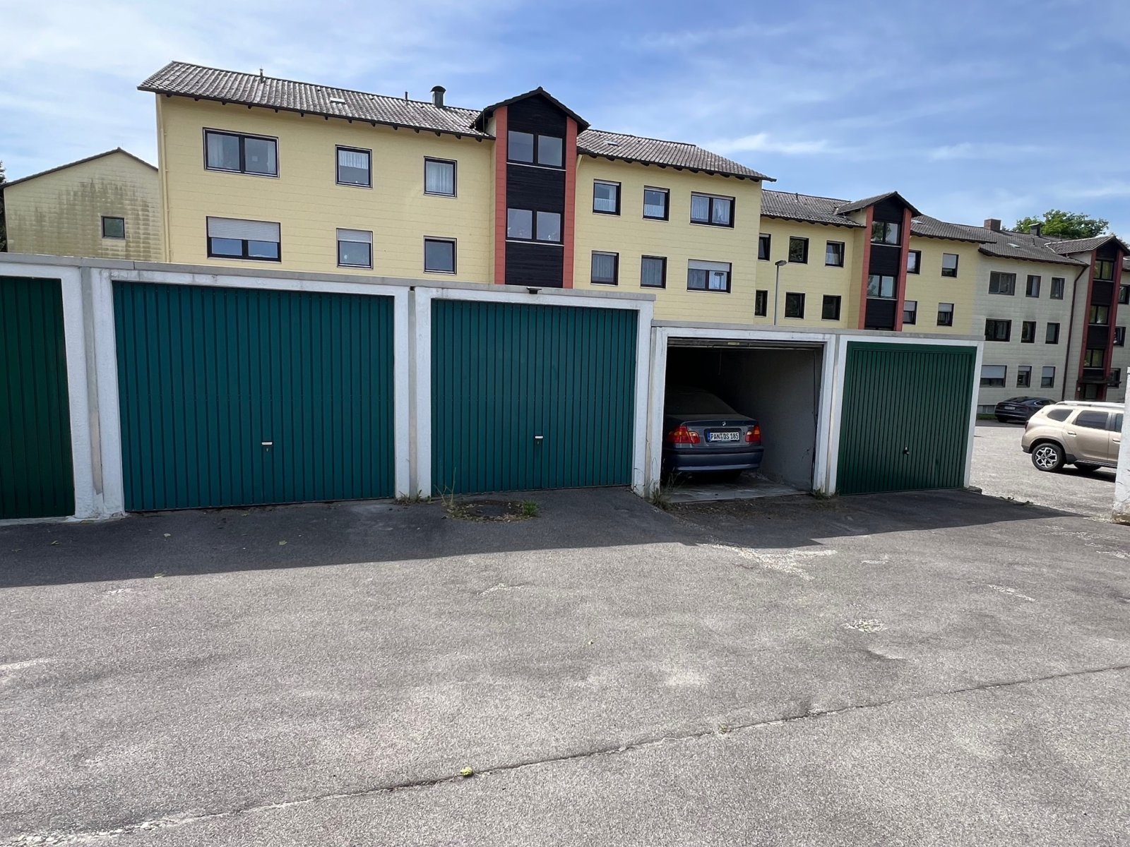 Garage ( Vierte von Rechts )